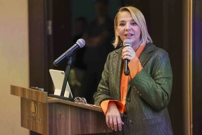 Hatice Öz, Antalya Ticaret ve Sanayi Odası Başkan Adayı olarak konuşma yapıyor