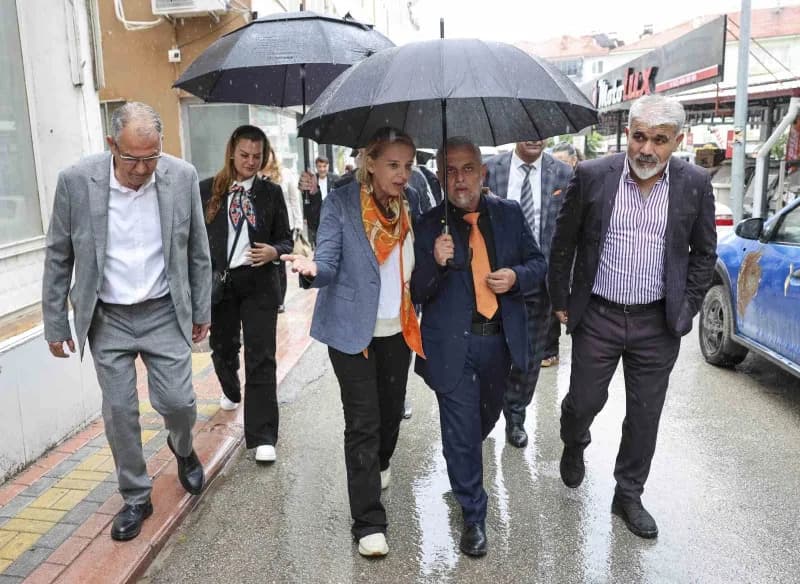 Hatice Öz ve ekibi Korkuteli ilçe merkezinde esnaf ziyareti yaptı.