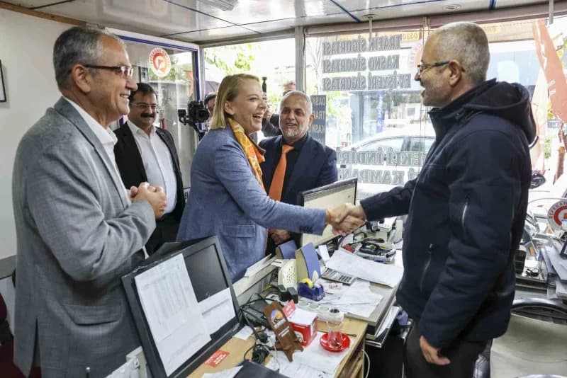 Hatice Öz ve ekibi Korkuteli ilçe merkezinde esnaf ziyareti yaptı.