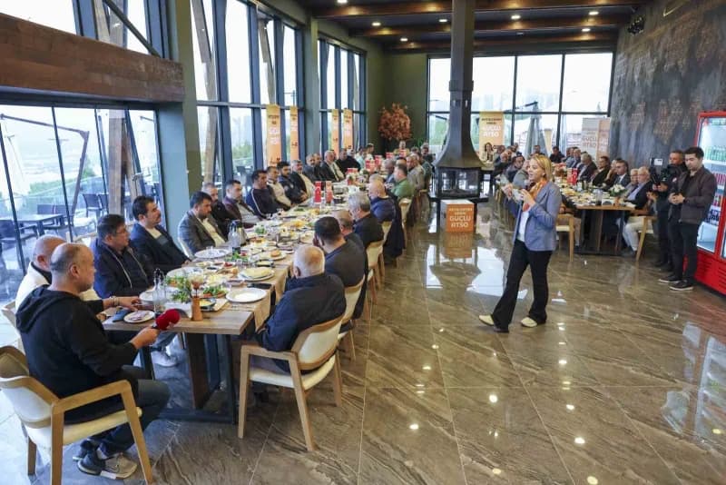 ATSO üyeleriyle kahvaltıda bir araya gelen Öz, ilçenin ekonomik ve sosyal gelişimine yönelik projelerini açıkladı