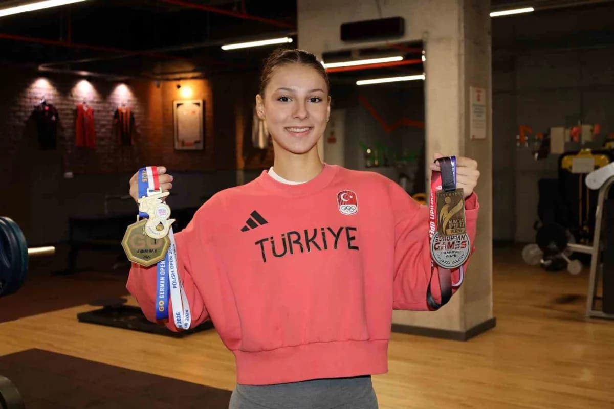 Hatice Pınar Yiğitalp, tekvando müsabakasında mücadele ederken