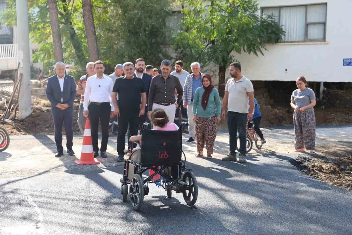 Antalya Aksu Karaöz Mahallesi’nde sıcak asfalt çalışması yapılan yol ve tekerlekli sandalye kullanan Hatice Yavuz