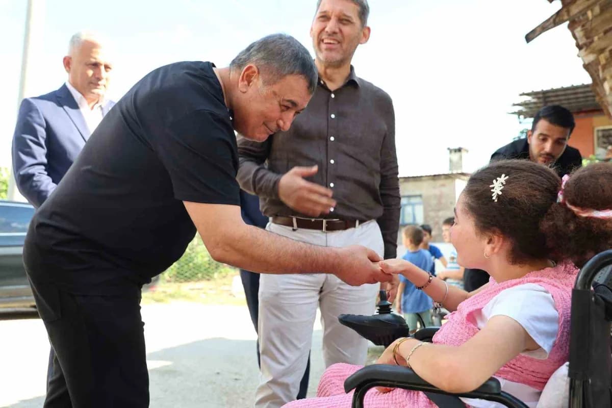 Çalışmayı yerinde incelemek ve Hatice ile ailesini ziyaret etmek üzere Karaöz Mahallesi'ne giden Başkan İsa Yıldırım (So