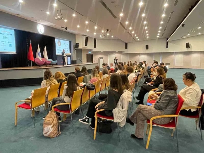 Girişimciler, program kapsamında iş fikirlerinin geliştirilmesi, yatırımcı sunumlarının ve iş planla