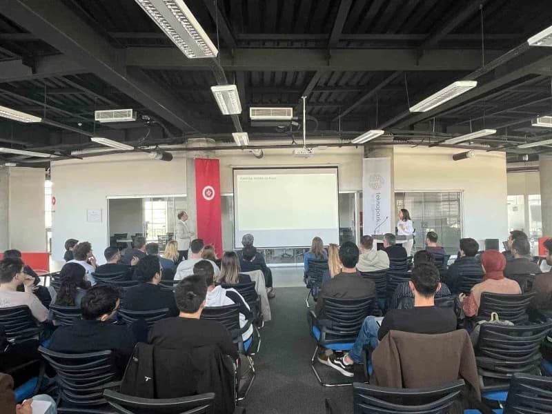 Girişimciler, program kapsamında iş fikirlerinin geliştirilmesi, yatırımcı sunumlarının ve iş planla