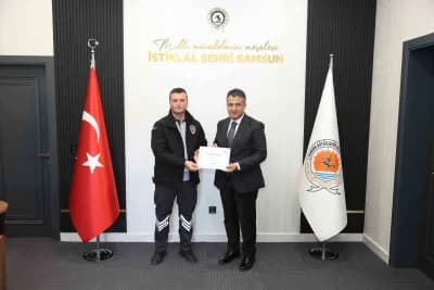 Samsun Büyükşehir Belediye Başkanı Halit Doğan, hayat kurtaran güvenlik görevlisi Muhammet Lafcı’ya teşekkür belgesi ver