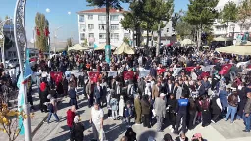 Haymana Balık Festivali’nde palamut ve mısır ikramı yapılan kalabalık kent meydanı