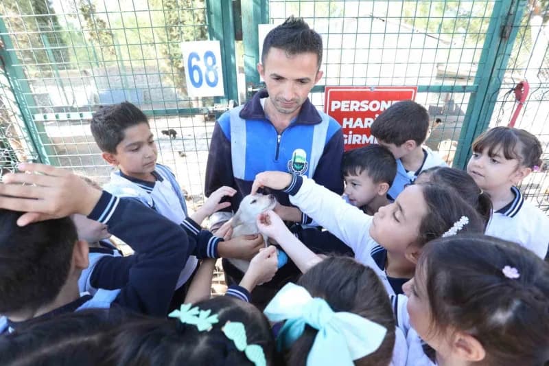 4 Ekim Hayvanları Koruma Günü kapsamında İnegöl Belediyesi Sahipsiz Hayvanlar Bakım ve Tedavi Merkezi’nde düzenlenen etk