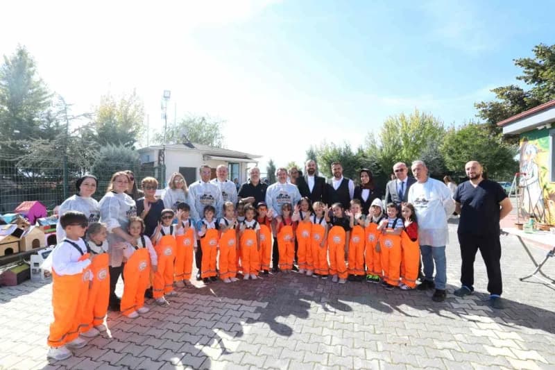 4 Ekim Hayvanları Koruma Günü kapsamında İnegöl Belediyesi Sahipsiz Hayvanlar Bakım ve Tedavi Merkezi’nde düzenlenen etk
