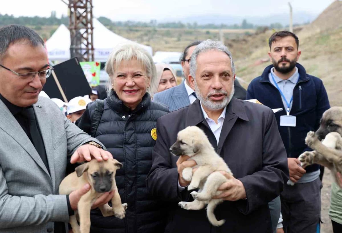 Talas Pati Evi Doğal Yaşam Alanı’nda Hayvanları Koruma Günü etkinliğinde hayvan severler ve yetkililer bir arada