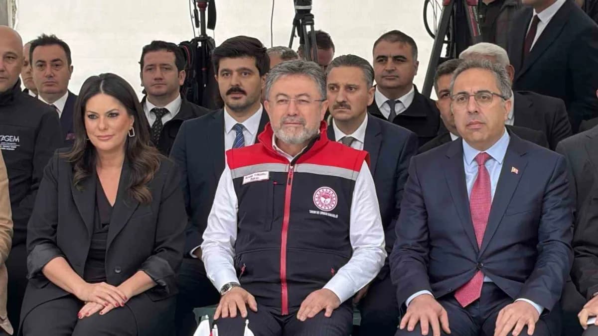 Tarım ve Orman Bakanı ortada AK Parti Ankara Milletvekili Jülide Sarıeroğlu solda