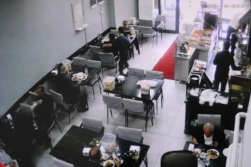 Elazığ'da boğazına ekmek kaçan yaşlı adam, garsonun saniyeler içinde uyguladığı Heimlich manevrasıyla kurtulurken, hayat