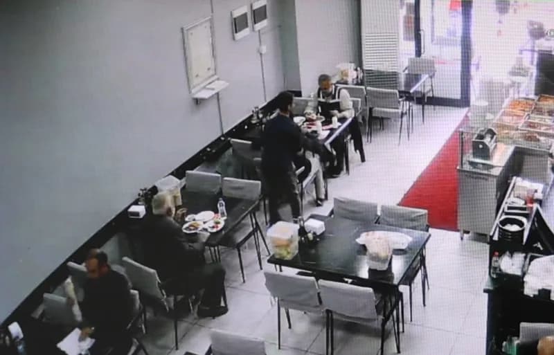 Elazığ'da bir yemek işletmesinde garson Heimlich manevrası uygulayarak nefes borusuna ekmek kaçan yaşlı adamı kurtarıyor