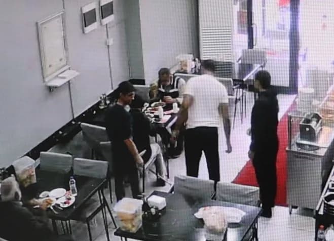 Elazığ'da boğazına ekmek kaçan yaşlı adam, garsonun saniyeler içinde uyguladığı Heimlich manevrasıyla kurtulurken, hayat