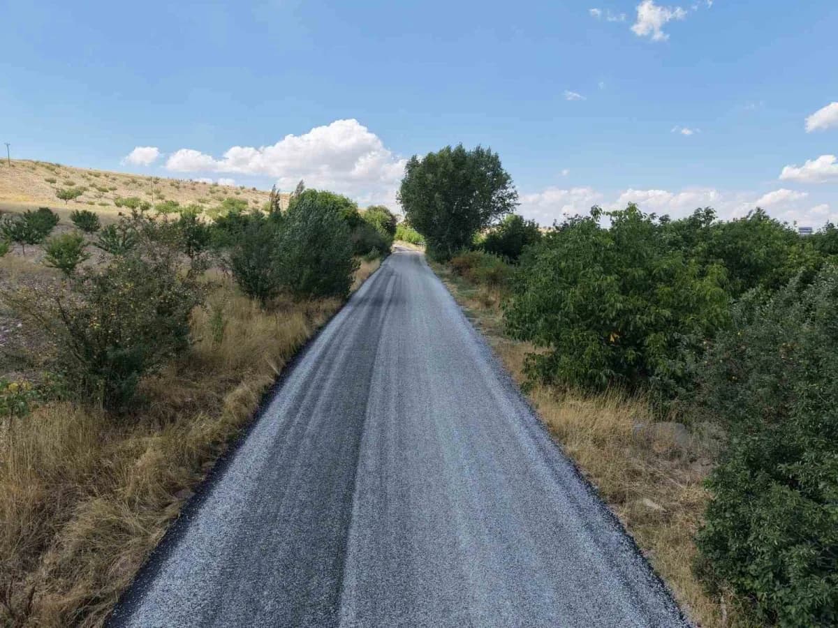 Malatya Hekimhan Kurşunlu-Güzelyurt grup yolunda tamamlanan yol çalışmasından görüntü