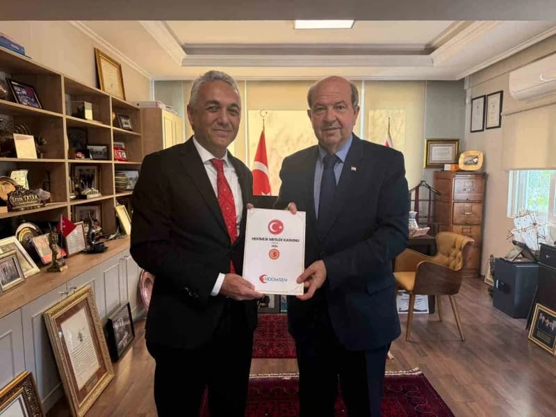 Hekimsen Genel Başkanı Adil Kurban ve KKTC 5. Cumhurbaşkanı Ersin Tatar görüşme sırasında