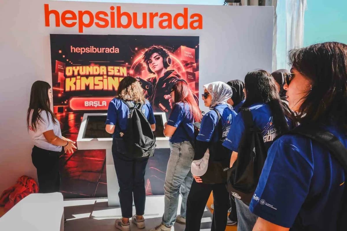 Hepsiburada standı ve ziyaretçiler TEKNOFEST Güneydoğu Şanlıurfa etkinliğinde yapay zeka destekli teknolojileri inceliyo
