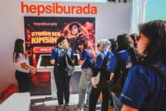 Hepsiburada standı ve ziyaretçiler TEKNOFEST Güneydoğu Şanlıurfa etkinliğinde yapay zeka destekli teknolojileri inceliyo