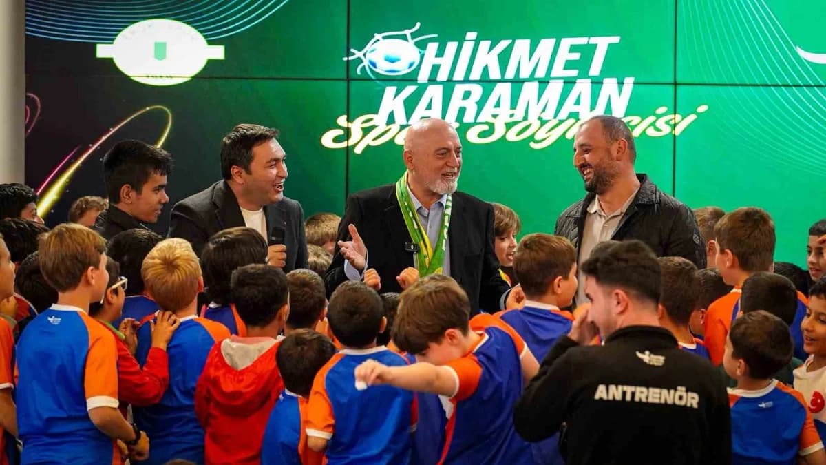 Esenler Belediyesi Gençlik ve Spor Hizmetleri Müdürlüğü tarafından düzenlenen Spor Söyleşisi’nde gençlerle bir araya gel