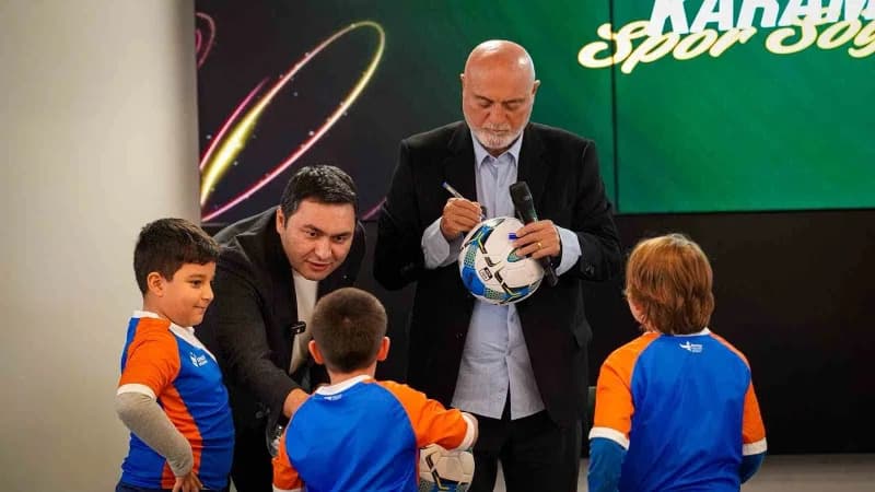 Program; gençlere Futbol topları ve Esenler Erokspor formalarının dağıtılması, forma ve topların imzalanması ve hatıra f