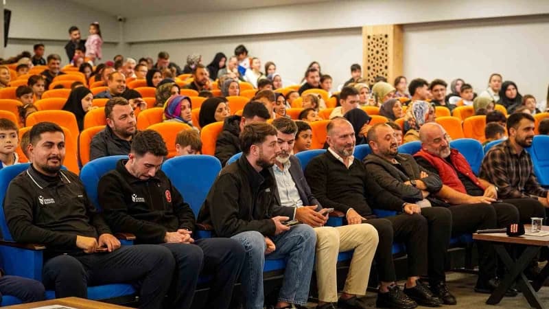Esenler Belediyesi Gençlik ve Spor Hizmetleri Müdürlüğü tarafından düzenlenen Spor Söyleşisi’nde gençlerle bir araya gel