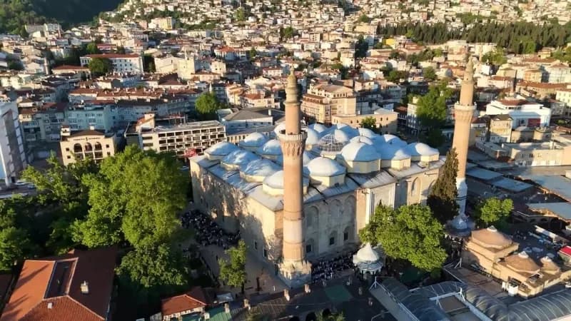 Bursa Ulu Camii’nin tarihi ve manevi kimliğini vurgulayan Hilmi Şanlı açıklama yapıyor