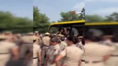 Hindistan Yeni Delhi’de Hamam Böceği hareketi gösterisi öncesi polis geniş güvenlik önlemleri aldı ve çok sayıda kişiyi