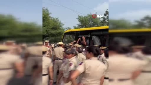 Hindistan Yeni Delhi’de Hamam Böceği hareketi gösterisi öncesi polis geniş güvenlik önlemleri aldı ve çok sayıda kişiyi