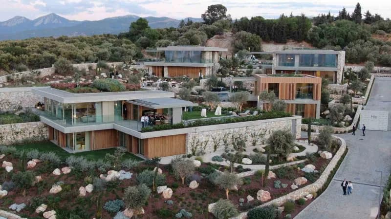 Yunusoğlu İnşaat tarafından İzmir Urla’da hayata geçirilen His Urla projesinde yeşil çatılı ve doğal taş kaplamalı villa