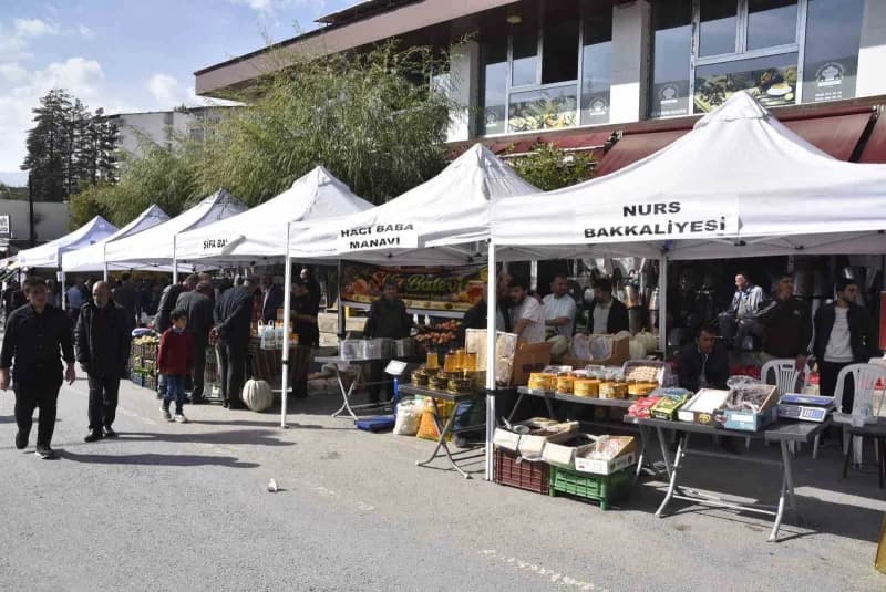 Bitlis’in Hizan ilçesinde bu yıl ilk kez düzenlenen "Hizan Karakovan Balı Hasadı Festivali" başladı.