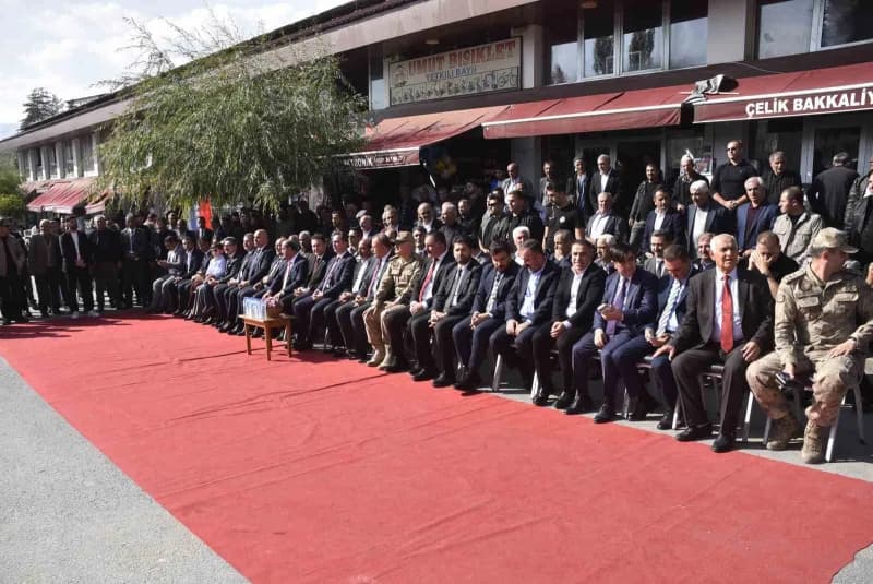Bitlis’in Hizan ilçesinde bu yıl ilk kez düzenlenen "Hizan Karakovan Balı Hasadı Festivali" başladı.
