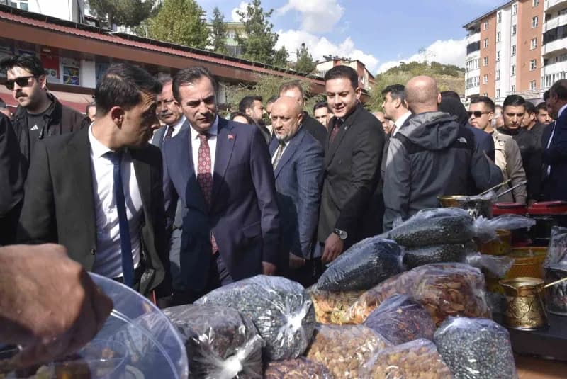 Bitlis’in Hizan ilçesinde bu yıl ilk kez düzenlenen "Hizan Karakovan Balı Hasadı Festivali" başladı.