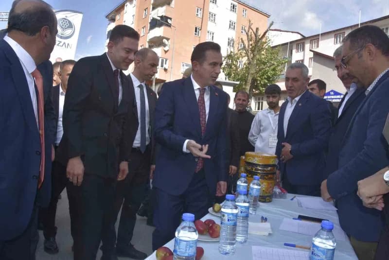 Bitlis’in Hizan ilçesinde bu yıl ilk kez düzenlenen "Hizan Karakovan Balı Hasadı Festivali" başladı.