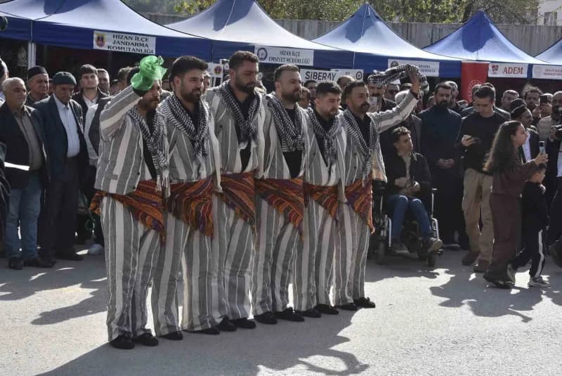 Bitlis’in Hizan ilçesinde bu yıl ilk kez düzenlenen "Hizan Karakovan Balı Hasadı Festivali" başladı.