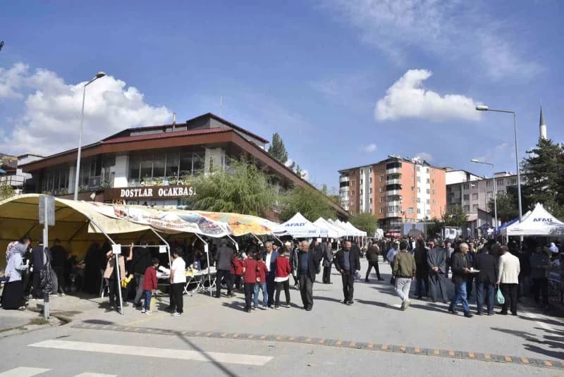 Bitlis’in Hizan ilçesinde bu yıl ilk kez düzenlenen "Hizan Karakovan Balı Hasadı Festivali" başladı.