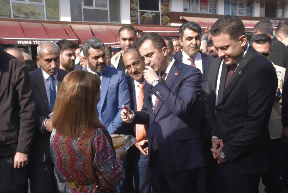 Bitlis’in Hizan ilçesinde bu yıl ilk kez düzenlenen "Hizan Karakovan Balı Hasadı Festivali" başladı.