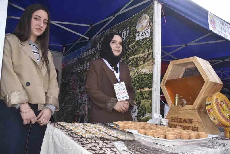 Bitlis’in Hizan ilçesinde bu yıl ilk kez düzenlenen "Hizan Karakovan Balı Hasadı Festivali" başladı.