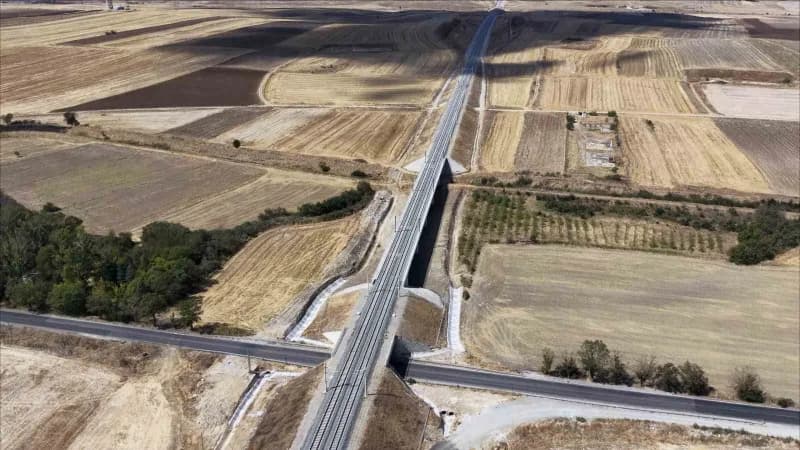 Ulaştırma Bakanı Abdulkadir Uraloğlu hızlı tren hattı hakkında açıklama yapıyor