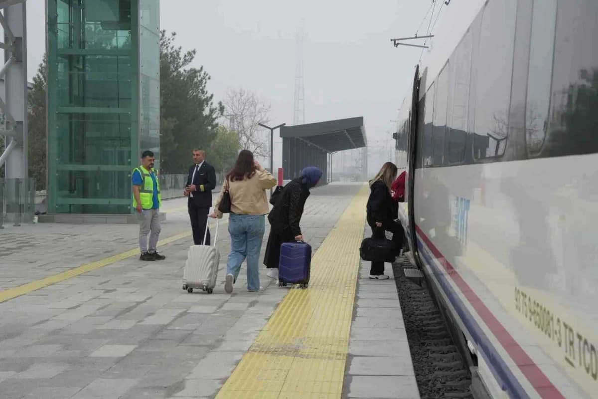 Çerkezköy-Edirne hızlı tren hattında hareket eden hızlı tren ve istasyon görüntüsü