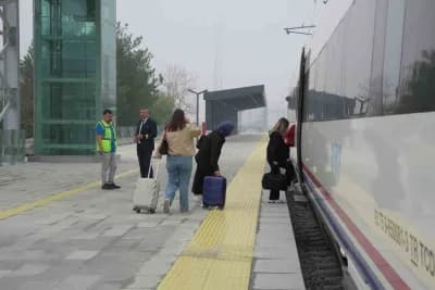 Çerkezköy-Edirne hızlı tren hattında hareket eden hızlı tren ve istasyon görüntüsü