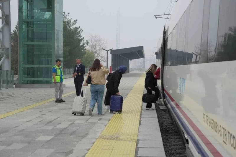 Çerkezköy-Edirne hızlı tren hattında hareket eden hızlı tren ve istasyon görüntüsü