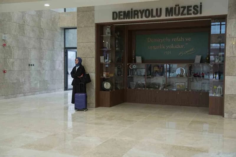 Ulaştırma ve Altyapı Bakanı Abdulkadir Uraloğlu, "Çerkezköy-Edirne arasında ilk yolculu Hızlı trenimiz Edirne’den yola ç