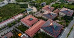 Hasan Kalyoncu Üniversitesi kampüsünde sürdürülebilirlik uygulamalarını gösteren yeşil alanlar ve binalar