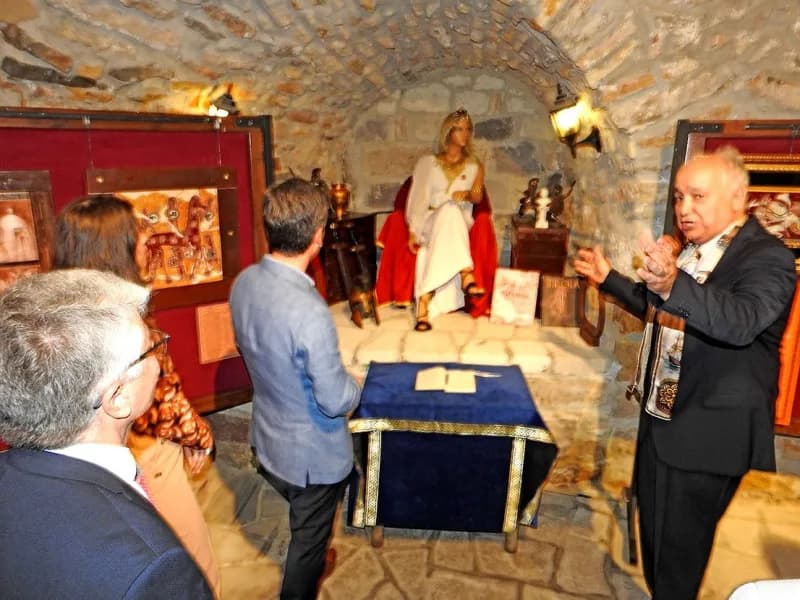 Ali Rıza İşipek (Sağda) sergisi hakkında bilgi verdi