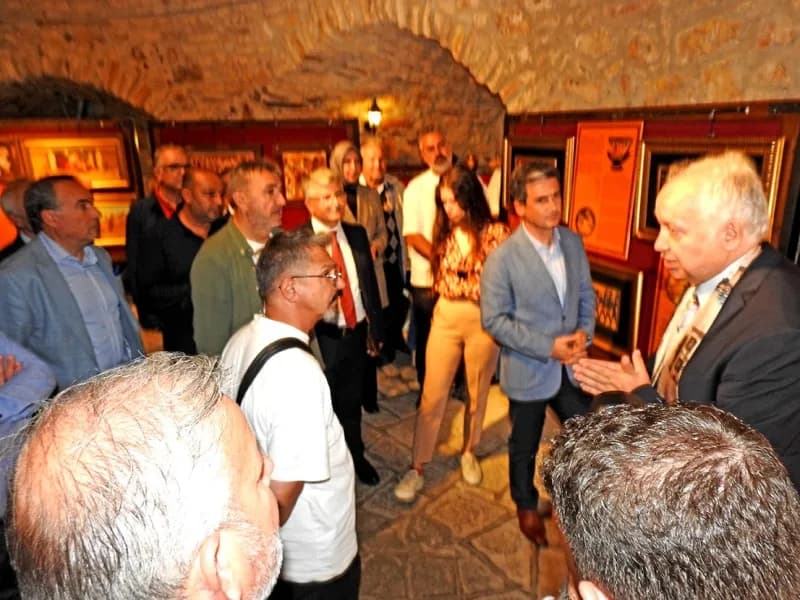Ali Rıza İşipek (Sağda) sergisi hakkında bilgi verdi