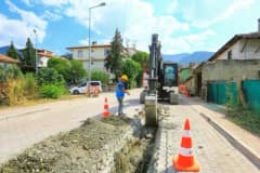 Denizli Honaz ilçesinde asbestli içme suyu borularının yenilenmesi için altyapı çalışması yapan işçiler