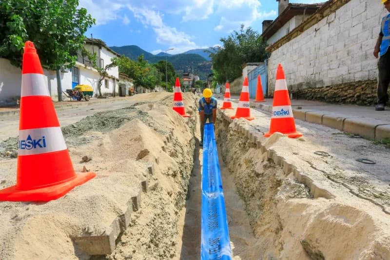 Denizli Büyükşehir Belediyesi DESKİ Genel Müdürlüğü tarafından Honaz ilçe merkezinde yürütülen altyapı çalışmaları kapsa