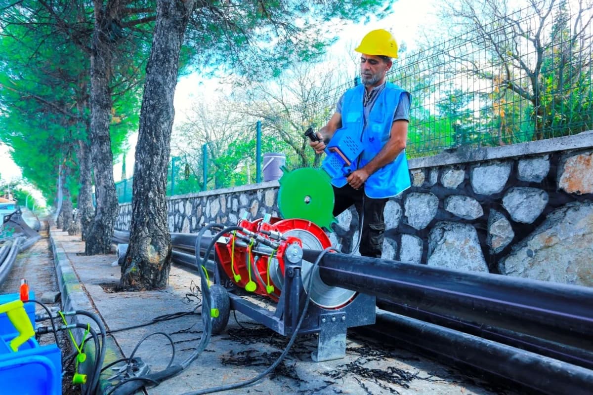 Denizli Büyükşehir Belediyesi DESKİ Genel Müdürlüğü tarafından Honaz ilçe merkezinde yürütülen altyapı çalışmaları kapsa
