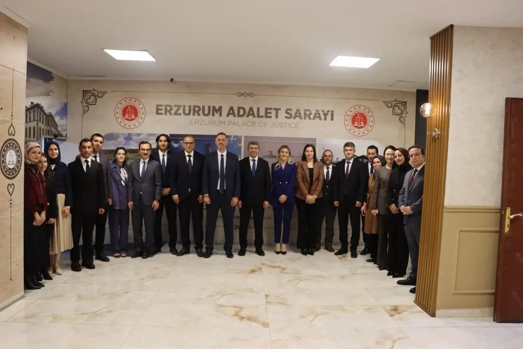 HSK heyeti Erzurum Adliyesi önünde toplu halde poz veriyor