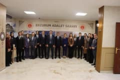 HSK heyeti Erzurum Adliyesi önünde toplu halde poz veriyor